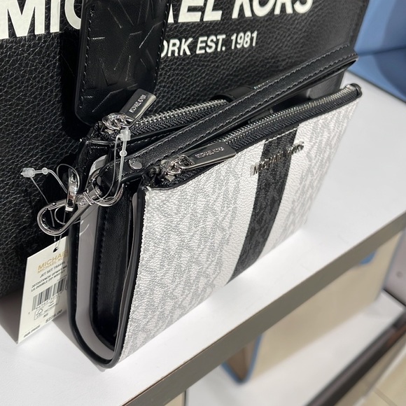 MICHAEL KORS LARGE DOUBLE ZIP WRISTLET 
Optic White Multi - Picture 7 of 16